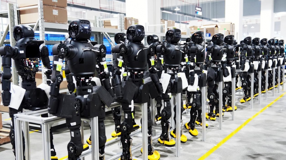 蓝思智能新园区人形机器人首批量产交付