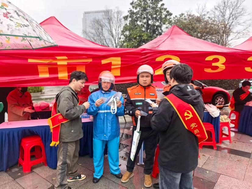 国寿映烟火 | 城市向前,温暖赶时间的人