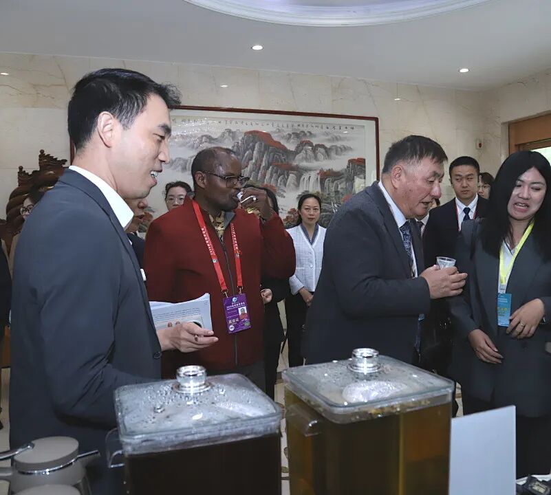 2025欧亚经济论坛中医药会议参访团走进盘龙药业：共探“一带一路”中医药合作新径