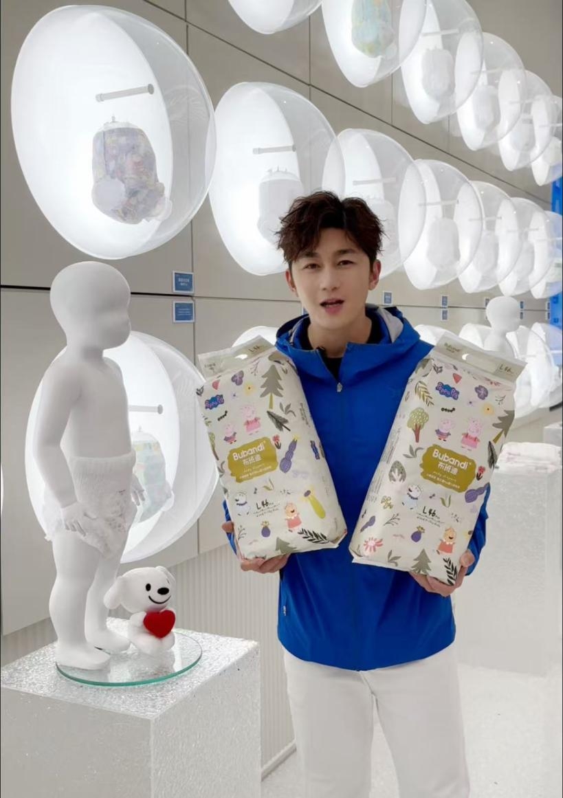 “泰山陪爬”男演员史元庭正面回应隐婚传闻 35岁未婚 跨界做纸尿裤真相曝光