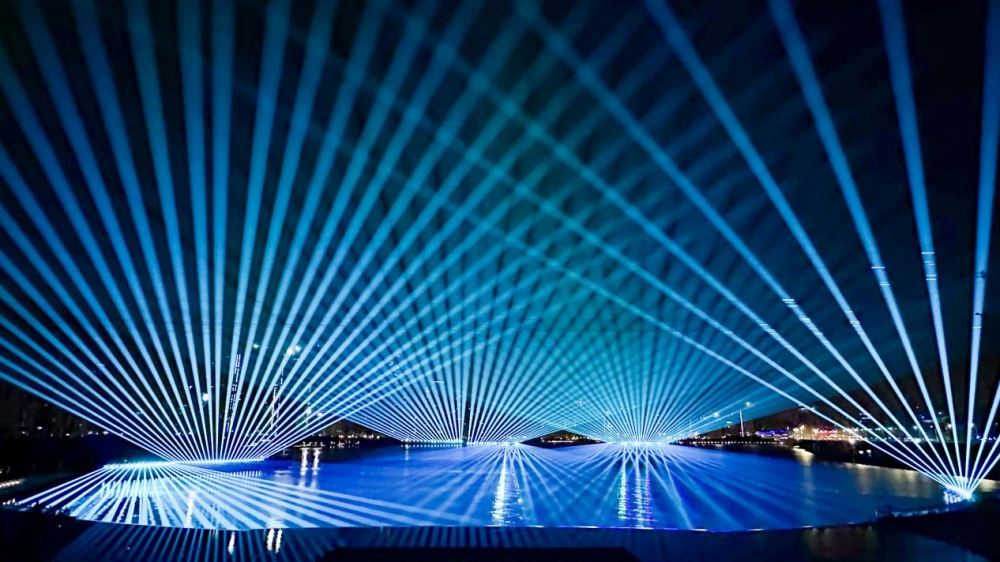 夜空中最纯正的中国红，光峰科技全彩激光探照灯首秀全运会闭幕式