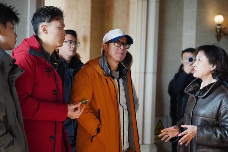 俞敏洪打卡张裕，现场“扛桶”种草了什么？