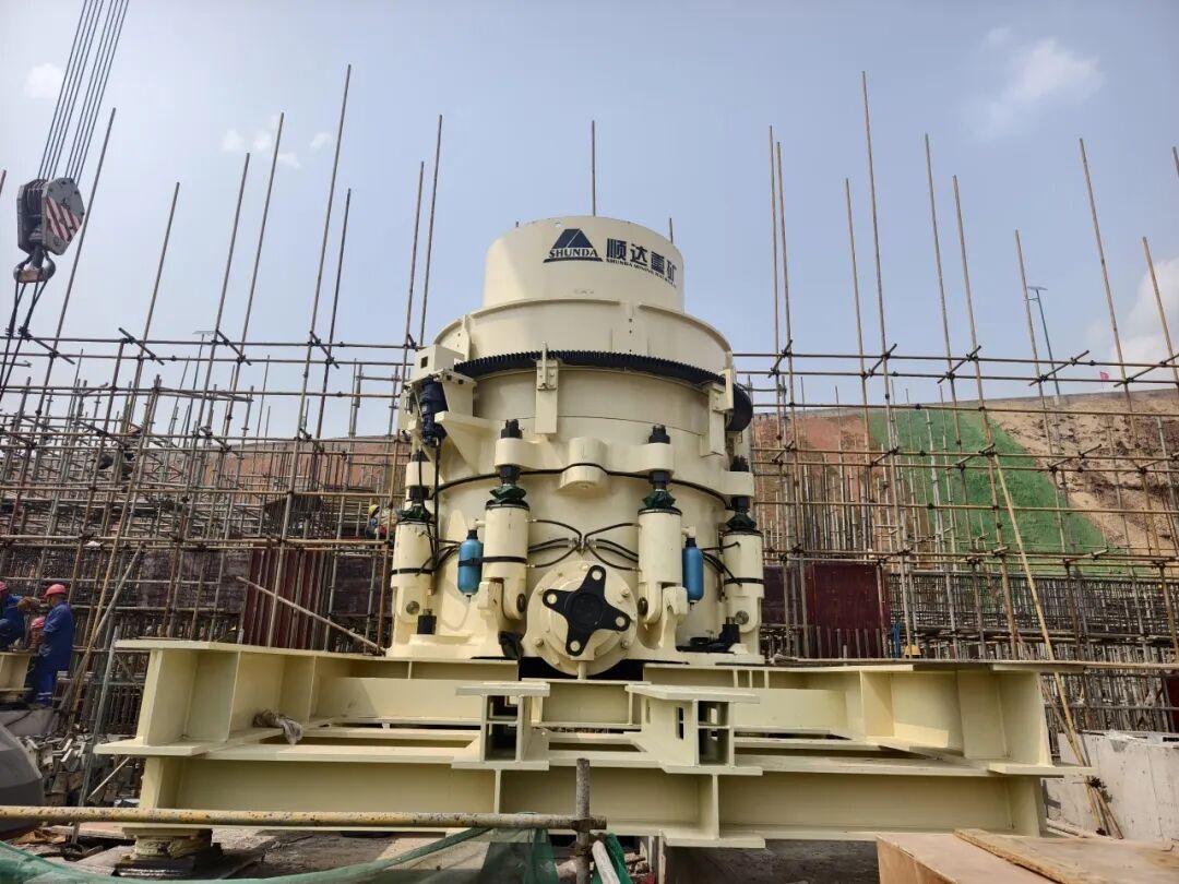 实干攻坚创佳绩，聚力奋进启新程—神家湾选厂首台圆锥破碎机顺利安装就位